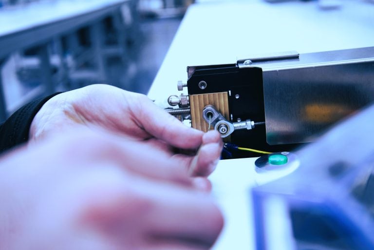 Hands-and guidewire straightening