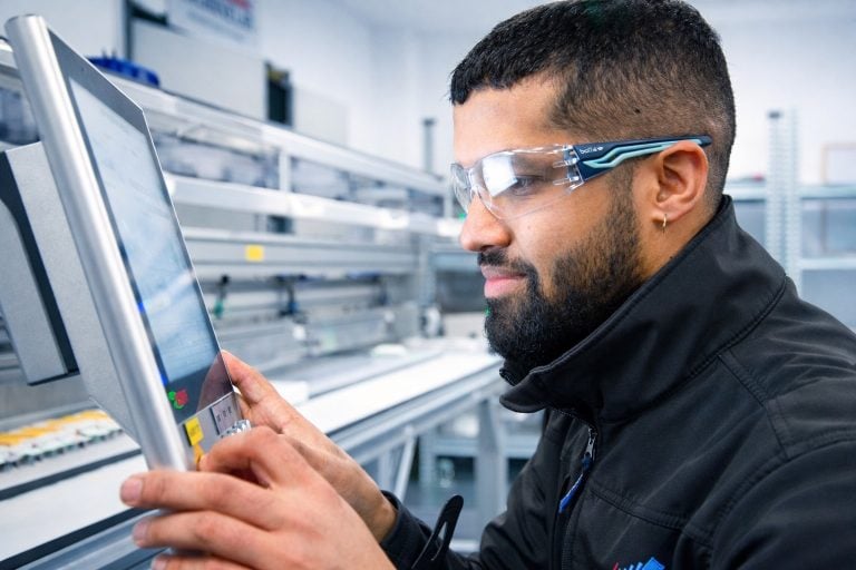 Engineer-focussed-at-machinelab-HMI