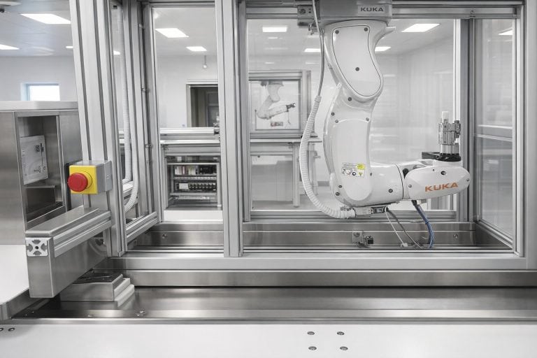 Robot-In-Cleanroom_guidewire_straightening